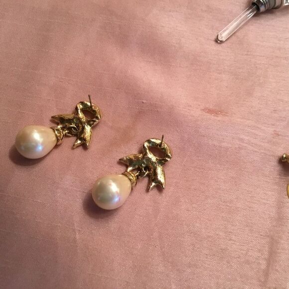 Goldtone Faux Pearl Bow Earrings Post and Clutch Back - Picture 4 of 6